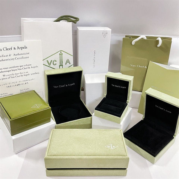 ˇStreet JewelryˇVA CLOVER BRACELET NECKLACE RING BOX GIFT BAG
